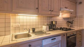 Kühlschrank, Mikrowelle, Ofen, Geschirrspüler