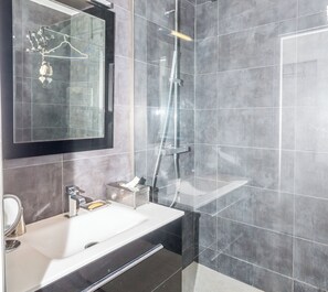 Douche, séchoir à cheveux, serviettes fournies