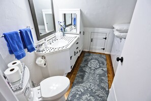 Douche, sèche-cheveux, serviettes fournies
