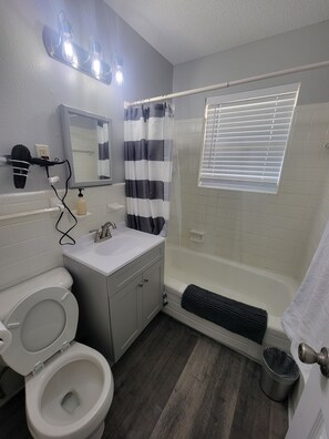 Secadora de cabello, toallas, jabón, papel de baño 