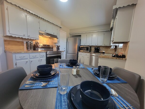 Private kitchen - Cozy 3-bedroom house with central A/C and WiFi centrally located in Lawton (Lawton)