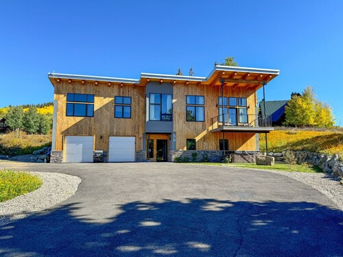 Immaculate! Hot Tub! Heated Garage! New Build!
