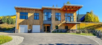 Immaculate! Hot Tub! Heated Garage! New Build!