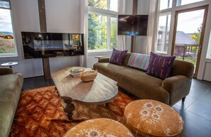 Smart TV, fireplace