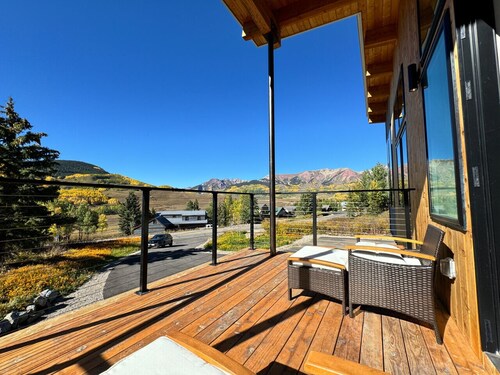 Immaculate! Hot Tub! Heated Garage! New Build!