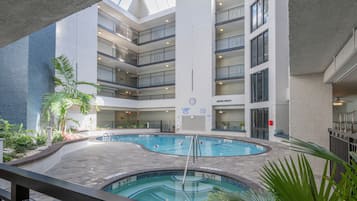 Piscine intérieure, piscine extérieure