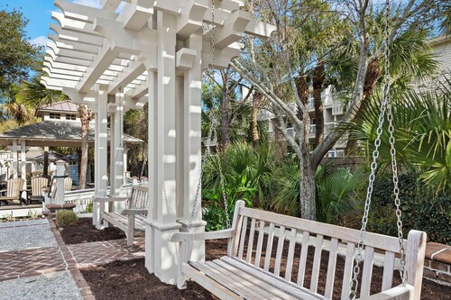 Ocean Walk 2 bedroom Condo walk to Beach, Coligny Plaza and Celebration Park!