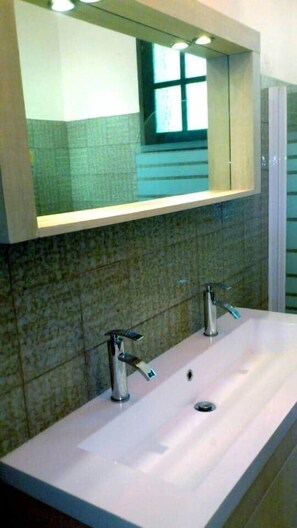 Unclassified image, 2 of 11, button