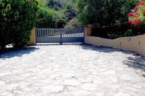 Unclassified image, 3 of 11, button