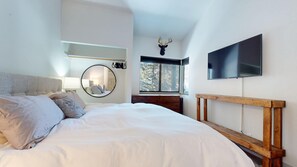 公寓式客房, 多张床, 阳台, 花园景观 (Crestview #40) | 1 多间  卧室、特色装修、特色家居