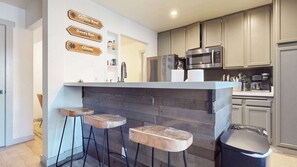 コンドミニアム ベッド (複数台) バルコニー ガーデンビュー (Crestview #40) | 専用キッチン | 冷蔵庫、電子レンジ、オーブン、コンロ