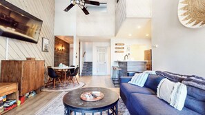 コンドミニアム ベッド (複数台) バルコニー ガーデンビュー (Crestview #40) | リビング エリア | 42 インチの薄型テレビ (デジタル放送視聴可)、暖炉