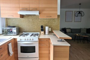 Frigorifero, microonde, forno, piano cottura