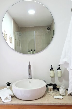 Shower, hair dryer, towels, soap - Lovely 3BR flat in Roma Norte w/2 Balconies (Ciudad de México)