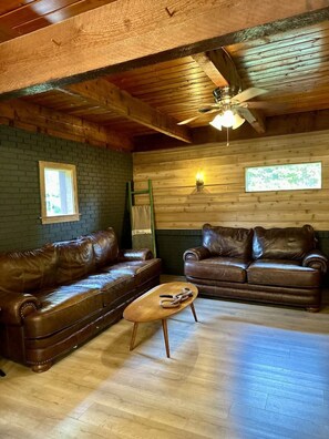 Een televisie en een open haard