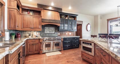 Large Home w/ Hot Tub, Fire Pit, & Basketball Court – 7BR, Sleeps 20!