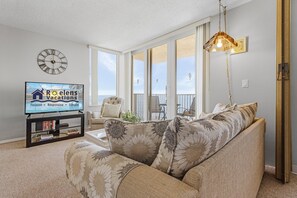 TV - Paradise Found - Ocean views, Steps to the Beach - It's A Shore Thing - Roelens (Fort Myers Beach)