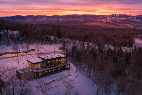 NEW! Chalet Mont-Steele | 5 Bedrooms | Hot tub | Outdoor Pool / Tremblant Living