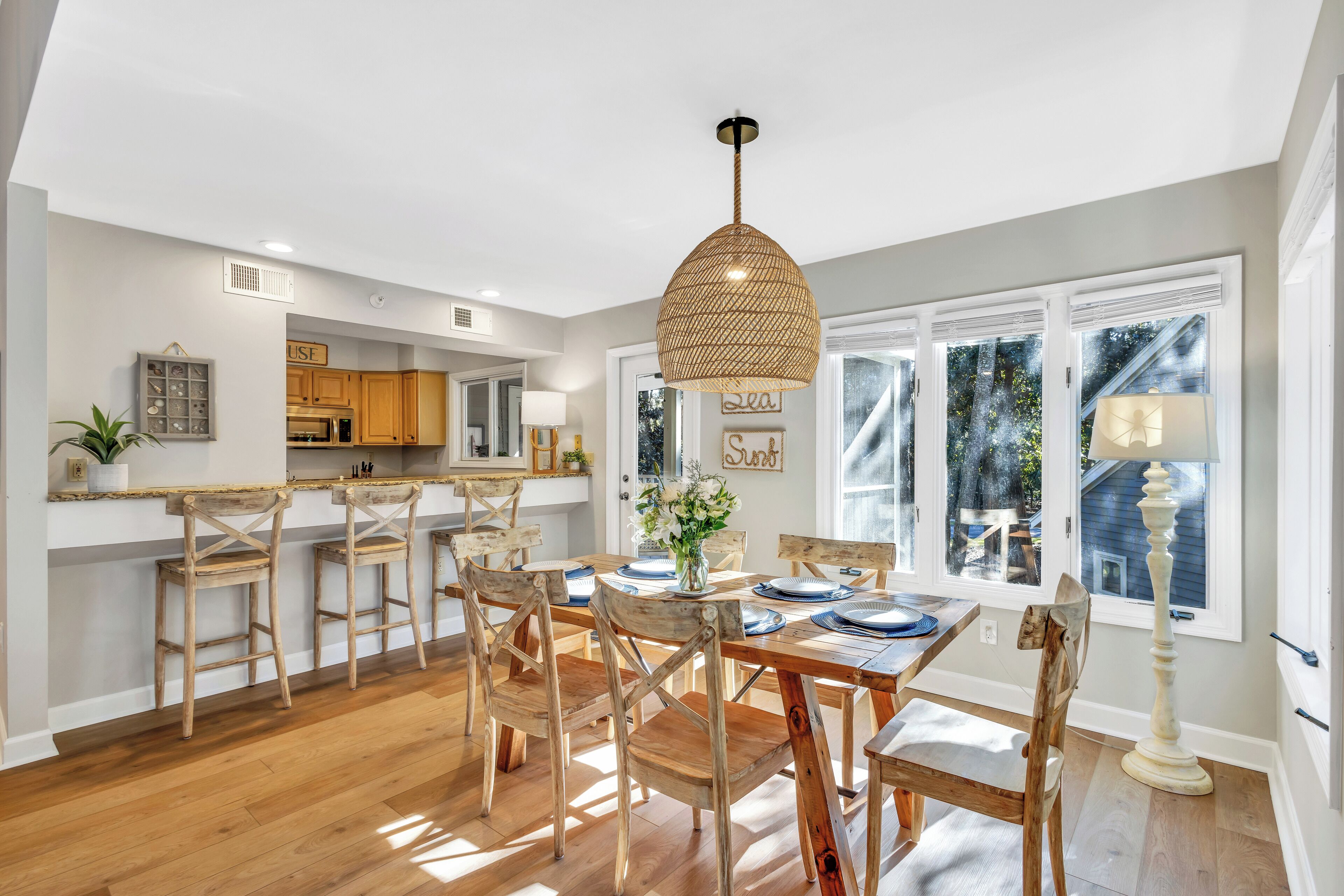Dining area seats 6, plus bar stool seating for casual meals.