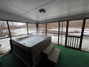 Indoor spa tub