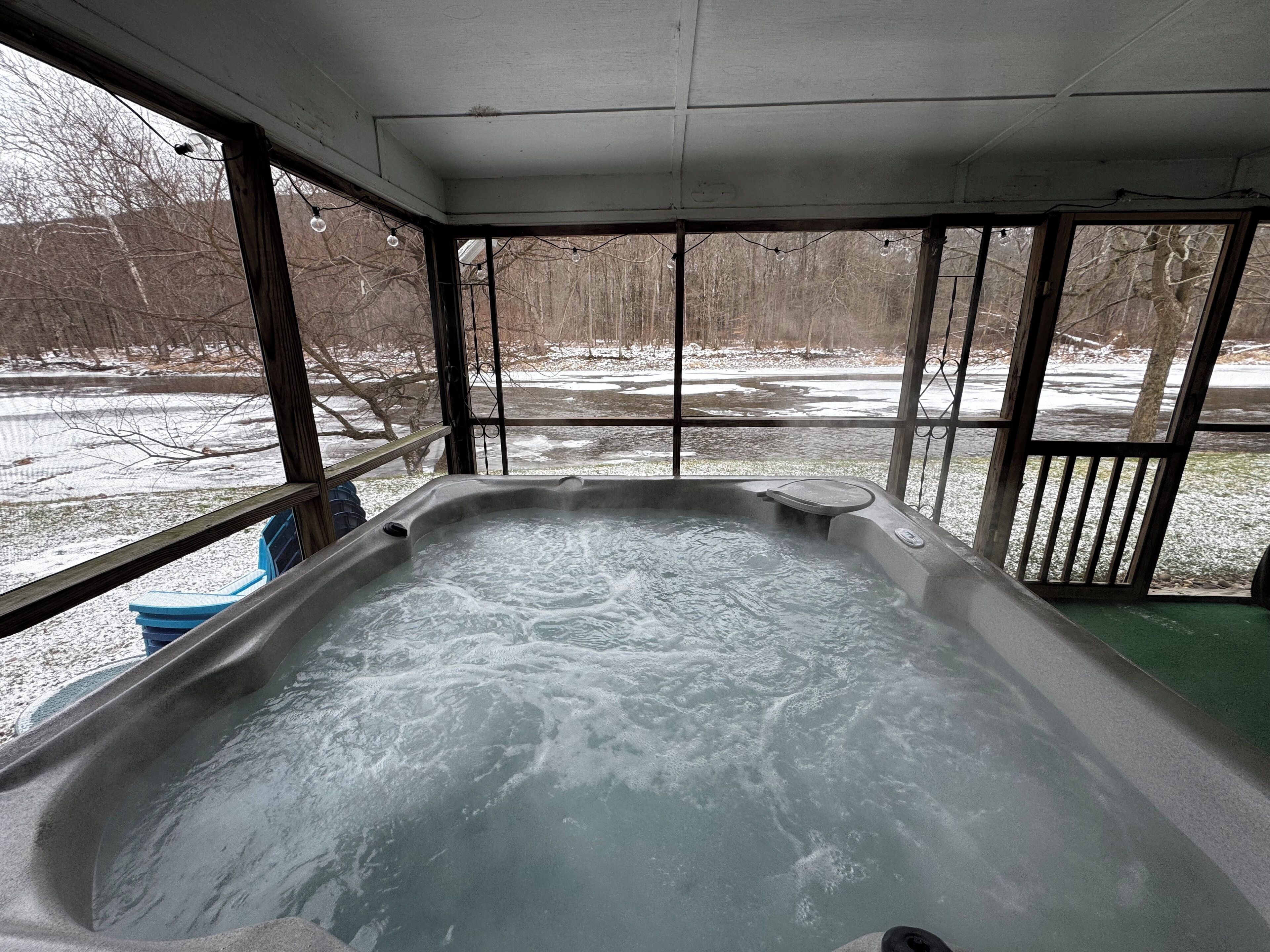 Bañera de hidromasaje cubierta