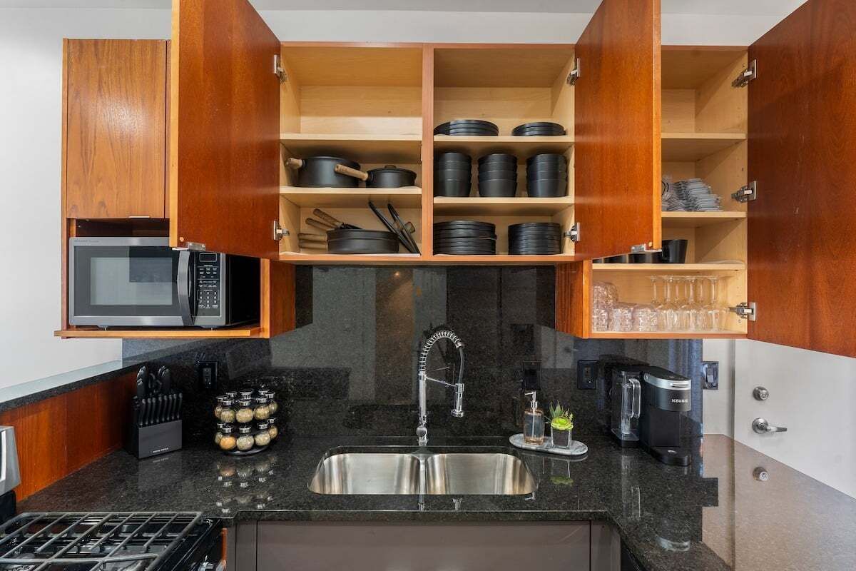Réfrigérateur, four à micro-ondes, un four, surface de cuisson