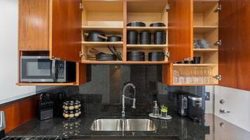 Réfrigérateur, four à micro-ondes, un four, surface de cuisson