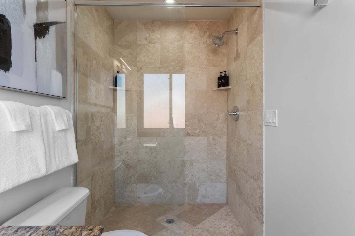 Douche, sèche-cheveux, serviettes fournies