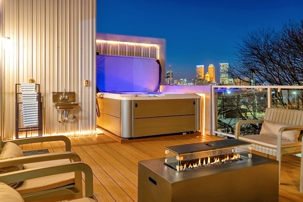 Outdoor spa tub