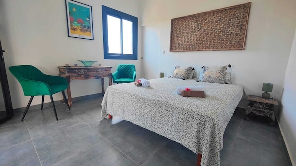 A bedroom with a bed, a desk, a chair, and a window. - Ti kaz solei (Saint-Paul)