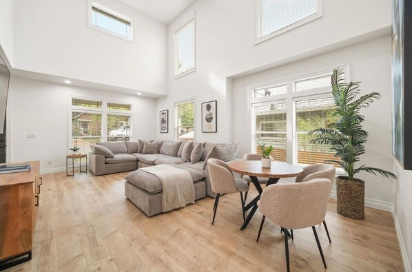 Smart TV, fireplace - Charming 2-bedroom house in welcoming Portland with AC, WiFi (Portland)