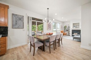 Dining - Charming 2-bedroom house in welcoming Portland with AC, WiFi (Portland)