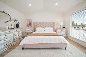 2 bedrooms, iron/ironing board, WiFi, bed sheets - Charming 2-bedroom house in welcoming Portland with AC, WiFi (Portland)