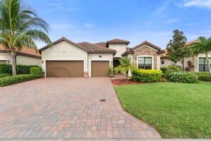 Exterior - Gorgeous, Modern 3-Bedroom Home Pool Home w/ Resort Amenities in Bonita National (Bonita Springs)