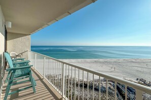 Un balcon avec vue sur la plage et l’océan.