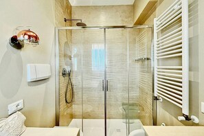 Dusche, Bidet, Handtücher