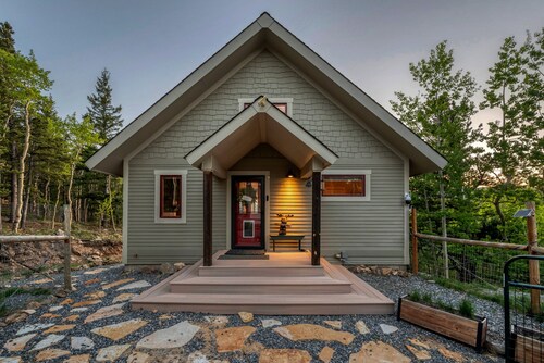 Idaho Springs Dream Cabin – Cozy Seclusion with Gorgeous Mountain Backdrop