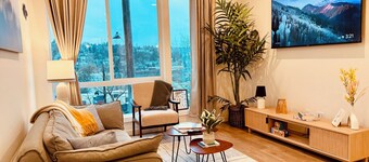 Brand New, Luxe & Bright Gem: Prime Location - Queen Anne, Roof Deck, Views
