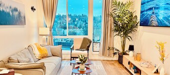 Brand New, Luxe & Bright Gem: Prime Location - Queen Anne, Roof Deck, Views
