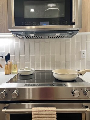 Refrigerador, microondas, horno y parrilla de estufa 