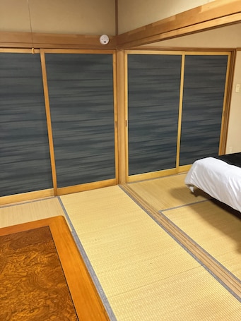 4 habitaciones, cortinas blackout y tabla de planchar con plancha