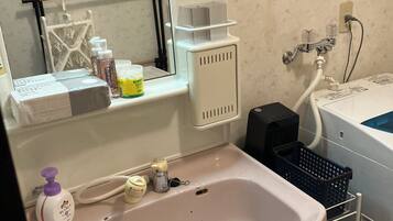 Huis, uitzicht op tuin | Badkamer | Pantoffels