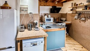 Cafetière/bouilloire, réfrigérateur, micro-ondes, four