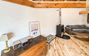 Una televisión, una chimenea