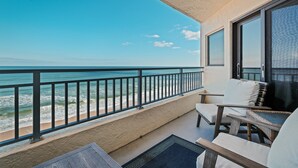 Un balcón con vista a la playa y al océano.