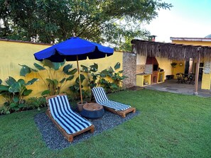Terrace/patio - A retreat in Guaraú with a pool, outdoor fireplace, and large backyard – sleeps 10. (Balneário Garça Vermelha Peruíbe)