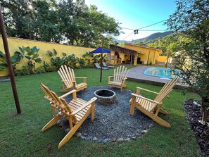 Outdoor pool - A retreat in Guaraú with a pool, outdoor fireplace, and large backyard – sleeps 10. (Balneário Garça Vermelha Peruíbe)