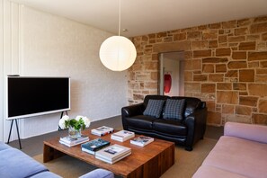 Smart TV, fireplace, books - Shepton House - Spacious Centrally Located Heritage Retreat (Katoomba)