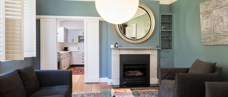 Älytelevisio, takka, kirjoja