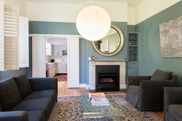 Smart TV, fireplace, books - Shepton House - Spacious Centrally Located Heritage Retreat (Katoomba)